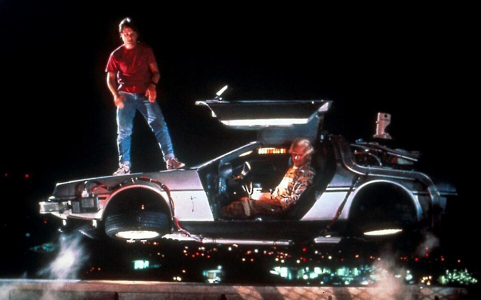 Marty McFly, Doktor Emmett a stroj času v podobě auta DeLorean v nesmrtelné klasice Návrat do budoucnosti (1985).